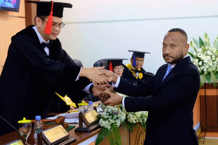 FOTO: Politisi Partai Gerindra, Yan Permenas Mandenas, Berhasil meraih gelar doktor dari Universitas Padjajaran Bandung, Jawa Barat. (Dok. Yan Mandenas) FOTO: Politisi Partai Gerindra, Yan Permenas Mandenas, Berhasil meraih gelar doktor dari Universitas Padjajaran Bandung, Jawa Barat. (Dok. Yan Mandenas)
