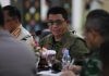 Kepala BNPB Pimpin Rapat Penanganan Darurat Pascagempa Bumi di NTT FOTO: Kepala Badan Nasional Penanggulangan Bencana (BNPB), Letjen TNI Dr. Suharyanto, S.Sos., M.M., memberikan arahan terkait penanganan darurat pascagempa bumi Magnitudo 7,7 yang melanda kawasan Pulau Flores, Nusa Tenggara Timur. (Dok. BNPB)