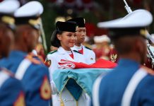 Dandim 0733/Kota Semarang Jadi Komandan Upacara HUT Ke-81 RI di Istana Kepresidenan Jakarta FOTO: Pembawa baki bendera pusaka Merah Putih saat HUT RI ke 80 Tahun 2024. (Seskab)