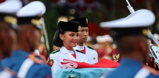 Dandim 0733/Kota Semarang Jadi Komandan Upacara HUT Ke-81 RI di Istana Kepresidenan Jakarta FOTO: Pembawa baki bendera pusaka Merah Putih saat HUT RI ke 80 Tahun 2024. (Seskab)