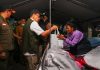 Hari Kedua Pascagempa NTT, Pemerintah Pastikan Layanan Kesehatan dan Kebutuhan Dasar Masyarakat Terdampak Terpenuhi FOTO: Menko Pembangunan Manusia dan Kebudayaan (PMK) Pratikno saat memberikan bantuan kepada warga korban gempa bumi di Kabupaten Manggarai, NTT, Minggu (16/08/2026). (Sumber: BPMI Setpres)