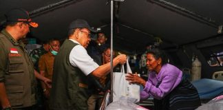 Hari Kedua Pascagempa NTT, Pemerintah Pastikan Layanan Kesehatan dan Kebutuhan Dasar Masyarakat Terdampak Terpenuhi FOTO: Menko Pembangunan Manusia dan Kebudayaan (PMK) Pratikno saat memberikan bantuan kepada warga korban gempa bumi di Kabupaten Manggarai, NTT, Minggu (16/08/2026). (Sumber: BPMI Setpres)