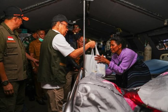 FOTO: Menko Pembangunan Manusia dan Kebudayaan (PMK) Pratikno saat memberikan bantuan kepada warga korban gempa bumi di Kabupaten Manggarai, NTT, Minggu (16/08/2026). (Sumber: BPMI Setpres)