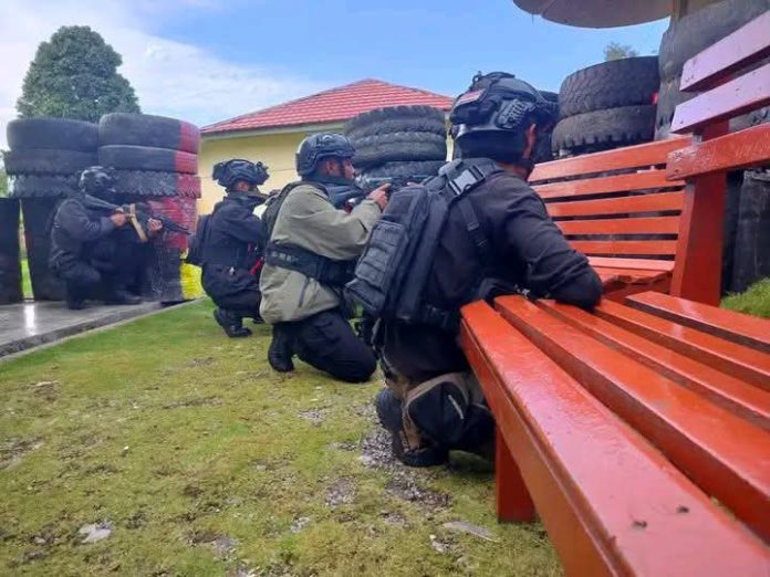 FOTO: Aparat kepolisian saat melakukan kontak tembak di KKB. (Ist) FOTO: Aparat kepolisian saat melakukan kontak tembak di KKB. (Ist)