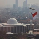 Saat Bendera Merah Putih Hanya Jadi Kain Penutup Malu atas Kepemimpinan yang ‘Ngaco’ FOTO: Bendera Merah Putih saat diarak diatas Istana Merdeka di HUT RI Ke 81. (Dok. Seskab)