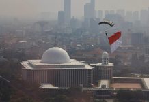 Saat Bendera Merah Putih Hanya Jadi Kain Penutup Malu atas Kepemimpinan yang ‘Ngaco’ FOTO: Bendera Merah Putih saat diarak diatas Istana Merdeka di HUT RI Ke 81. (Dok. Seskab)