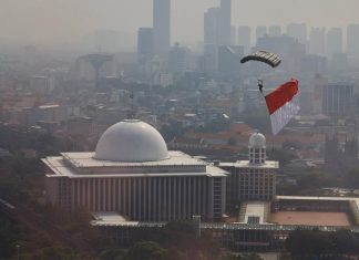 Saat Bendera Merah Putih Hanya Jadi Kain Penutup Malu atas Kepemimpinan yang ‘Ngaco’ FOTO: Bendera Merah Putih saat diarak diatas Istana Merdeka di HUT RI Ke 81. (Dok. Seskab)