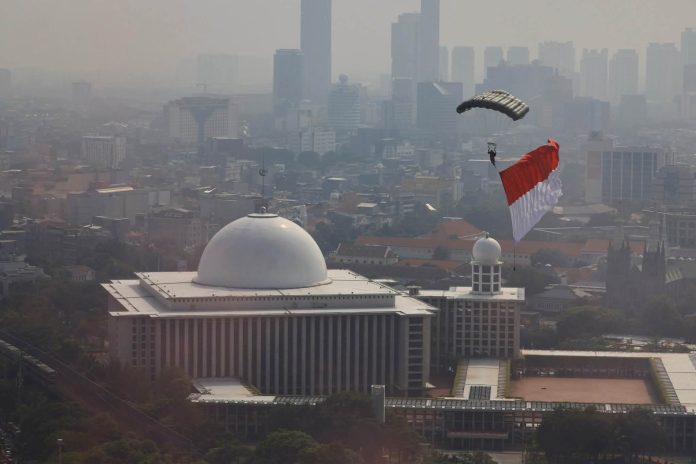 FOTO: Bendera Merah Putih saat diarak diatas Istana Merdeka di HUT RI Ke 81. (Dok. Seskab) FOTO: Bendera Merah Putih saat diarak diatas Istana Merdeka di HUT RI Ke 81. (Dok. Seskab)