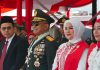 Pangdam XIV/Hasanuddin Tegap di Bawah Sang Merah Putih,Teguhkan Semangat Pengabdian dan Cinta Tanah Air FOTO: Pangdam XIV/Hasanuddin Mayjen TNI Bangun Nawoko didampingi Ketua Persit Kartika Chandra Kirana Daerah XIV/Hasanuddin Ny. Renny Bangun Nawoko menghadiri Upacara Pengibaran Bendera dalam rangka Peringatan HUT Ke-81 Kemerdekaan Republik Indonesia di Lapangan Upacara Rumah Jabatan (Rujab) Gubernur Sulawesi Selatan, Jl. Sungai Tangka, Kota Makassar, Senin (17/8/2026). (Dok. Penerangan KODAM XIV/HSN)
