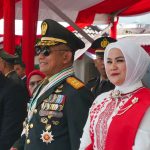 Pangdam XIV/Hasanuddin Tegap di Bawah Sang Merah Putih,Teguhkan Semangat Pengabdian dan Cinta Tanah Air FOTO: Pangdam XIV/Hasanuddin Mayjen TNI Bangun Nawoko didampingi Ketua Persit Kartika Chandra Kirana Daerah XIV/Hasanuddin Ny. Renny Bangun Nawoko menghadiri Upacara Pengibaran Bendera dalam rangka Peringatan HUT Ke-81 Kemerdekaan Republik Indonesia di Lapangan Upacara Rumah Jabatan (Rujab) Gubernur Sulawesi Selatan, Jl. Sungai Tangka, Kota Makassar, Senin (17/8/2026). (Dok. Penerangan KODAM XIV/HSN)