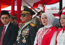 Pangdam XIV/Hasanuddin Tegap di Bawah Sang Merah Putih,Teguhkan Semangat Pengabdian dan Cinta Tanah Air FOTO: Pangdam XIV/Hasanuddin Mayjen TNI Bangun Nawoko didampingi Ketua Persit Kartika Chandra Kirana Daerah XIV/Hasanuddin Ny. Renny Bangun Nawoko menghadiri Upacara Pengibaran Bendera dalam rangka Peringatan HUT Ke-81 Kemerdekaan Republik Indonesia di Lapangan Upacara Rumah Jabatan (Rujab) Gubernur Sulawesi Selatan, Jl. Sungai Tangka, Kota Makassar, Senin (17/8/2026). (Dok. Penerangan KODAM XIV/HSN)