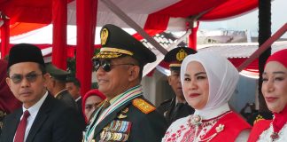 Pangdam XIV/Hasanuddin Tegap di Bawah Sang Merah Putih,Teguhkan Semangat Pengabdian dan Cinta Tanah Air FOTO: Pangdam XIV/Hasanuddin Mayjen TNI Bangun Nawoko didampingi Ketua Persit Kartika Chandra Kirana Daerah XIV/Hasanuddin Ny. Renny Bangun Nawoko menghadiri Upacara Pengibaran Bendera dalam rangka Peringatan HUT Ke-81 Kemerdekaan Republik Indonesia di Lapangan Upacara Rumah Jabatan (Rujab) Gubernur Sulawesi Selatan, Jl. Sungai Tangka, Kota Makassar, Senin (17/8/2026). (Dok. Penerangan KODAM XIV/HSN)