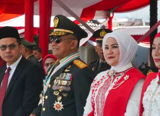 Pangdam XIV/Hasanuddin Tegap di Bawah Sang Merah Putih,Teguhkan Semangat Pengabdian dan Cinta Tanah Air FOTO: Pangdam XIV/Hasanuddin Mayjen TNI Bangun Nawoko didampingi Ketua Persit Kartika Chandra Kirana Daerah XIV/Hasanuddin Ny. Renny Bangun Nawoko menghadiri Upacara Pengibaran Bendera dalam rangka Peringatan HUT Ke-81 Kemerdekaan Republik Indonesia di Lapangan Upacara Rumah Jabatan (Rujab) Gubernur Sulawesi Selatan, Jl. Sungai Tangka, Kota Makassar, Senin (17/8/2026). (Dok. Penerangan KODAM XIV/HSN)