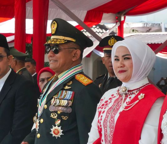 Pangdam XIV/Hasanuddin Tegap di Bawah Sang Merah Putih,Teguhkan Semangat Pengabdian dan Cinta Tanah Air FOTO: Pangdam XIV/Hasanuddin Mayjen TNI Bangun Nawoko didampingi Ketua Persit Kartika Chandra Kirana Daerah XIV/Hasanuddin Ny. Renny Bangun Nawoko menghadiri Upacara Pengibaran Bendera dalam rangka Peringatan HUT Ke-81 Kemerdekaan Republik Indonesia di Lapangan Upacara Rumah Jabatan (Rujab) Gubernur Sulawesi Selatan, Jl. Sungai Tangka, Kota Makassar, Senin (17/8/2026). (Dok. Penerangan KODAM XIV/HSN)