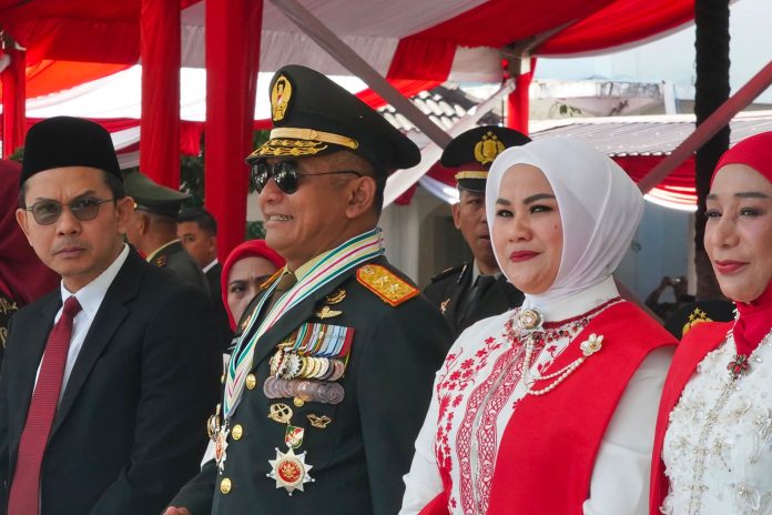 FOTO: Pangdam XIV/Hasanuddin Mayjen TNI Bangun Nawoko didampingi Ketua Persit Kartika Chandra Kirana Daerah XIV/Hasanuddin Ny. Renny Bangun Nawoko menghadiri Upacara Pengibaran Bendera dalam rangka Peringatan HUT Ke-81 Kemerdekaan Republik Indonesia di Lapangan Upacara Rumah Jabatan (Rujab) Gubernur Sulawesi Selatan, Jl. Sungai Tangka, Kota Makassar, Senin (17/8/2026). (Dok. Penerangan KODAM XIV/HSN)