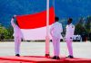 Semarak HUT ke-81 RI: Merah Putih Berkibar di Puncak, Tandakan Daerah Aman dan Kondusif FOTO: Petugas pengibar bendera merah putih HUT RI di Kabupaten Puncak, Enius Mom, Lenis Tabuni, dan Gerson Tabuni, yang merupakan pelajar dari SMAN 1 Ilaga dan SMKN 1 Ilaga. (Diskominfo Puncak)