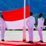 Semarak HUT ke-81 RI: Merah Putih Berkibar di Puncak, Tandakan Daerah Aman dan Kondusif FOTO: Petugas pengibar bendera merah putih HUT RI di Kabupaten Puncak, Enius Mom, Lenis Tabuni, dan Gerson Tabuni, yang merupakan pelajar dari SMAN 1 Ilaga dan SMKN 1 Ilaga. (Diskominfo Puncak)