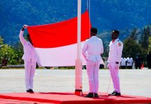 Semarak HUT ke-81 RI: Merah Putih Berkibar di Puncak, Tandakan Daerah Aman dan Kondusif FOTO: Petugas pengibar bendera merah putih HUT RI di Kabupaten Puncak, Enius Mom, Lenis Tabuni, dan Gerson Tabuni, yang merupakan pelajar dari SMAN 1 Ilaga dan SMKN 1 Ilaga. (Diskominfo Puncak)
