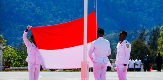 Semarak HUT ke-81 RI: Merah Putih Berkibar di Puncak, Tandakan Daerah Aman dan Kondusif FOTO: Petugas pengibar bendera merah putih HUT RI di Kabupaten Puncak, Enius Mom, Lenis Tabuni, dan Gerson Tabuni, yang merupakan pelajar dari SMAN 1 Ilaga dan SMKN 1 Ilaga. (Diskominfo Puncak)