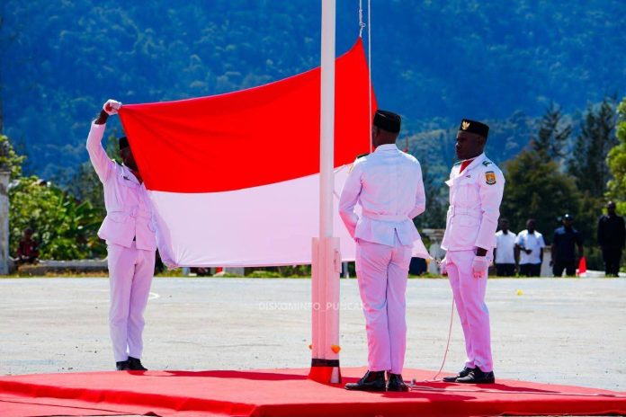 FOTO: Petugas pengibar bendera merah putih HUT RI di Kabupaten Puncak, Enius Mom, Lenis Tabuni, dan Gerson Tabuni, yang merupakan pelajar dari SMAN 1 Ilaga dan SMKN 1 Ilaga. (Diskominfo Puncak) FOTO: Petugas pengibar bendera merah putih HUT RI di Kabupaten Puncak, Enius Mom, Lenis Tabuni, dan Gerson Tabuni, yang merupakan pelajar dari SMAN 1 Ilaga dan SMKN 1 Ilaga. (Diskominfo Puncak)
