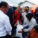 Mentan Amran: Kebutuhan Pangan Korban Gempa Sangat Cukup, Bahkan hingga 6 Bulan ke Depan FOTO: Menteri Pertanian (Mentan) Andi Amran Sulaiman saat meninjau langsung penanganan masyarakat terdampak bencana di NTT, Rabu (19/8). (Dok. Kementan)