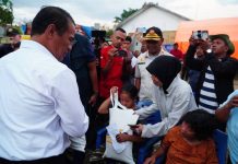 Mentan Amran: Kebutuhan Pangan Korban Gempa Sangat Cukup, Bahkan hingga 6 Bulan ke Depan FOTO: Menteri Pertanian (Mentan) Andi Amran Sulaiman saat meninjau langsung penanganan masyarakat terdampak bencana di NTT, Rabu (19/8). (Dok. Kementan)