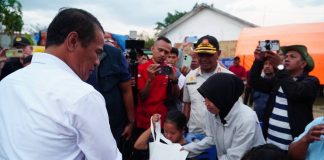 Mentan Amran: Kebutuhan Pangan Korban Gempa Sangat Cukup, Bahkan hingga 6 Bulan ke Depan FOTO: Menteri Pertanian (Mentan) Andi Amran Sulaiman saat meninjau langsung penanganan masyarakat terdampak bencana di NTT, Rabu (19/8). (Dok. Kementan)