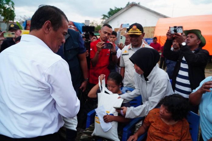 FOTO: Menteri Pertanian (Mentan) Andi Amran Sulaiman saat meninjau langsung penanganan masyarakat terdampak bencana di NTT, Rabu (19/8). (Dok. Kementan)