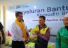 Salurkan Bantuan Pangan di Palu, Mentan Amran: Ini Titipan Presiden untuk Rakyat FOTO: Menteri Pertanian (Mentan) Andi Amran Sulaiman menyalurkan bantuan pangan beras kepada masyarakat di Palu, Sulawesi Tengah, Kamis (20/8). (Dok. Kementan)