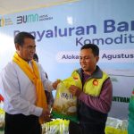 Salurkan Bantuan Pangan di Palu, Mentan Amran: Ini Titipan Presiden untuk Rakyat FOTO: Menteri Pertanian (Mentan) Andi Amran Sulaiman menyalurkan bantuan pangan beras kepada masyarakat di Palu, Sulawesi Tengah, Kamis (20/8). (Dok. Kementan)