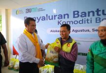 Salurkan Bantuan Pangan di Palu, Mentan Amran: Ini Titipan Presiden untuk Rakyat FOTO: Menteri Pertanian (Mentan) Andi Amran Sulaiman menyalurkan bantuan pangan beras kepada masyarakat di Palu, Sulawesi Tengah, Kamis (20/8). (Dok. Kementan)