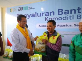 Salurkan Bantuan Pangan di Palu, Mentan Amran: Ini Titipan Presiden untuk Rakyat FOTO: Menteri Pertanian (Mentan) Andi Amran Sulaiman menyalurkan bantuan pangan beras kepada masyarakat di Palu, Sulawesi Tengah, Kamis (20/8). (Dok. Kementan)
