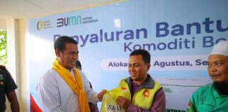 Salurkan Bantuan Pangan di Palu, Mentan Amran: Ini Titipan Presiden untuk Rakyat FOTO: Menteri Pertanian (Mentan) Andi Amran Sulaiman menyalurkan bantuan pangan beras kepada masyarakat di Palu, Sulawesi Tengah, Kamis (20/8). (Dok. Kementan)