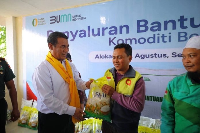 FOTO: Menteri Pertanian (Mentan) Andi Amran Sulaiman menyalurkan bantuan pangan beras kepada masyarakat di Palu, Sulawesi Tengah, Kamis (20/8). (Dok. Kementan)