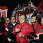 PDIP Kirim Kapal Rumah Sakit Apung ke Lokasi Bencana Gempa NTT FOTO: Sekretaris Jenderal DPP PDI Perjuangan Hasto Kristiyanto saat memberikan keterangan pers di Pelabuhan PT Lingga Perdana, Kota Cilegon, Banten, Kamis (20/8/2026) malam. (Foto: Monang Sinaga)