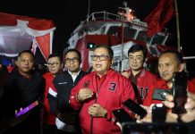 PDIP Kirim Kapal Rumah Sakit Apung ke Lokasi Bencana Gempa NTT FOTO: Sekretaris Jenderal DPP PDI Perjuangan Hasto Kristiyanto saat memberikan keterangan pers di Pelabuhan PT Lingga Perdana, Kota Cilegon, Banten, Kamis (20/8/2026) malam. (Foto: Monang Sinaga)
