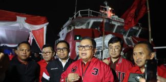 PDIP Kirim Kapal Rumah Sakit Apung ke Lokasi Bencana Gempa NTT FOTO: Sekretaris Jenderal DPP PDI Perjuangan Hasto Kristiyanto saat memberikan keterangan pers di Pelabuhan PT Lingga Perdana, Kota Cilegon, Banten, Kamis (20/8/2026) malam. (Foto: Monang Sinaga)