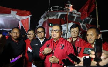 PDIP Kirim Kapal Rumah Sakit Apung ke Lokasi Bencana Gempa NTT FOTO: Sekretaris Jenderal DPP PDI Perjuangan Hasto Kristiyanto saat memberikan keterangan pers di Pelabuhan PT Lingga Perdana, Kota Cilegon, Banten, Kamis (20/8/2026) malam. (Foto: Monang Sinaga)