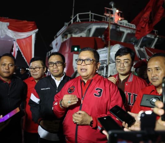 PDIP Kirim Kapal Rumah Sakit Apung ke Lokasi Bencana Gempa NTT FOTO: Sekretaris Jenderal DPP PDI Perjuangan Hasto Kristiyanto saat memberikan keterangan pers di Pelabuhan PT Lingga Perdana, Kota Cilegon, Banten, Kamis (20/8/2026) malam. (Foto: Monang Sinaga)