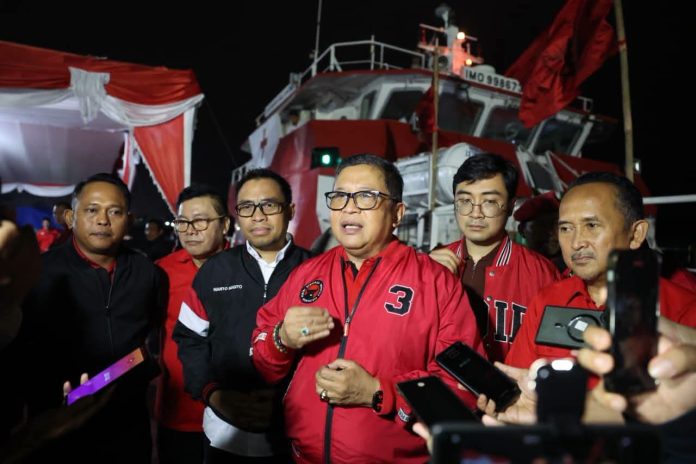 FOTO: Sekretaris Jenderal DPP PDI Perjuangan Hasto Kristiyanto saat memberikan keterangan pers di Pelabuhan PT Lingga Perdana, Kota Cilegon, Banten, Kamis (20/8/2026) malam. (Foto: Monang Sinaga)