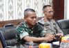 Rakor Forkopimda Bahas Cuaca Ekstrem, Kasdim 1425/Jeneponto Tegaskan TNI Siap 24 Jam FOTO: Kasdim 1425/Jeneponto Mayor Inf Ramli Hamanja, Saat menghadiri Rapat Koordinasi Forkopimda dalam rangka meningkatkan kewaspadaan terhadap potensi Blbencana akibat cuaca ekstrem pada musim kemarau, bertempat di Ruang Rapat Bupati Jeneponto, Kamis, (20/08/2025). (Dok Kodim Jeneponto)