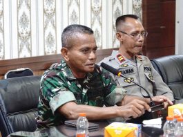 Rakor Forkopimda Bahas Cuaca Ekstrem, Kasdim 1425/Jeneponto Tegaskan TNI Siap 24 Jam FOTO: Kasdim 1425/Jeneponto Mayor Inf Ramli Hamanja, Saat menghadiri Rapat Koordinasi Forkopimda dalam rangka meningkatkan kewaspadaan terhadap potensi Blbencana akibat cuaca ekstrem pada musim kemarau, bertempat di Ruang Rapat Bupati Jeneponto, Kamis, (20/08/2025). (Dok Kodim Jeneponto)