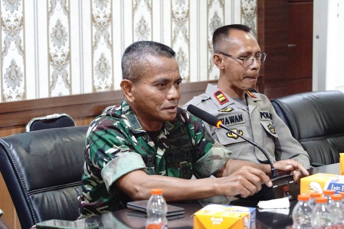 FOTO: Kasdim 1425/Jeneponto Mayor Inf Ramli Hamanja, Saat menghadiri Rapat Koordinasi Forkopimda dalam rangka meningkatkan kewaspadaan terhadap potensi Blbencana akibat cuaca ekstrem pada musim kemarau, bertempat di Ruang Rapat Bupati Jeneponto, Kamis, (20/08/2025). (Dok Kodim Jeneponto) FOTO: Kasdim 1425/Jeneponto Mayor Inf Ramli Hamanja, Saat menghadiri Rapat Koordinasi Forkopimda dalam rangka meningkatkan kewaspadaan terhadap potensi Blbencana akibat cuaca ekstrem pada musim kemarau, bertempat di Ruang Rapat Bupati Jeneponto, Kamis, (20/08/2025). (Dok Kodim Jeneponto)