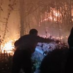 Kebakaran Lahan di Mattirotasi, Dandim 1420 Sidrap Turun Langsung Padamkan Api FOTO: Komandan Kodim (Dandim) 1420 Sidrap Letkol Inf. Andi Zulhakim Asdar turun langsung membantu memadamkan kebakaran lahan yang terjadi di Desa Mattirotasi, Kecamatan Watang Pulu, Kabupaten Sidenreng Rappang (Sidrap), Sabtu malam (22/8/2026). (Dok Kodim Sidrap)