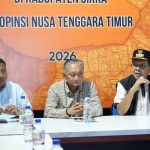 Gubernur NTT: Kementerian PU Siapkan Rp810 miliar untuk rehabilitasi, Rekonstruksi dan Penanganan Tanggap Darurat FOTO: Gubernur NTT, Menteri PU dan Bupati Sikka saat rapat koordinasi antara pemerintah pemerintah pusat, provinsi dan kabupaten di Pos Komando Tanggap Darurat Sikka. (Dok via Facebook)
