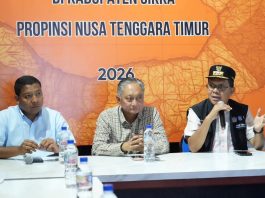 Gubernur NTT: Kementerian PU Siapkan Rp810 miliar untuk rehabilitasi, Rekonstruksi dan Penanganan Tanggap Darurat FOTO: Gubernur NTT, Menteri PU dan Bupati Sikka saat rapat koordinasi antara pemerintah pemerintah pusat, provinsi dan kabupaten di Pos Komando Tanggap Darurat Sikka. (Dok via Facebook)