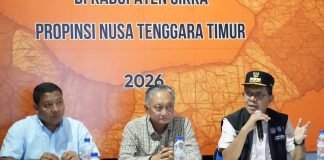 Gubernur NTT: Kementerian PU Siapkan Rp810 miliar untuk rehabilitasi, Rekonstruksi dan Penanganan Tanggap Darurat FOTO: Gubernur NTT, Menteri PU dan Bupati Sikka saat rapat koordinasi antara pemerintah pemerintah pusat, provinsi dan kabupaten di Pos Komando Tanggap Darurat Sikka. (Dok via Facebook)