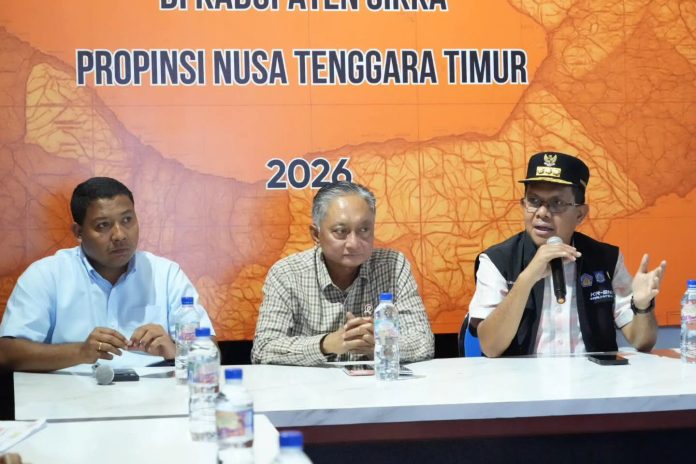 FOTO: Gubernur NTT, Menteri PU dan Bupati Sikka saat rapat koordinasi antara pemerintah pemerintah pusat, provinsi dan kabupaten di Pos Komando Tanggap Darurat Sikka. (Dok via Facebook) FOTO: Gubernur NTT, Menteri PU dan Bupati Sikka saat rapat koordinasi antara pemerintah pemerintah pusat, provinsi dan kabupaten di Pos Komando Tanggap Darurat Sikka. (Dok via Facebook)