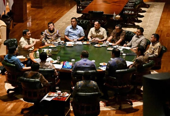 FOTO: Presiden Prabowo Subianto memanggil beberapa menteri dan pejabat terkait untuk membahas beberapa isu strategis, bertempat di kediaman Hambalang, Jawa Barat. Minggu sore (22/8/2026). (Dok Seskab)