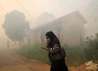 Koordinator Kampanye Walhi Desak Pemerintah Tidak Berhenti di 4 Perusahaan yang Diduga Terlibat Karhutla di Kalimantan FOTO: Warga di Kalimantan harus menggunakan masker akibat kabut asap pembakaran hutan. (Dok Antara)